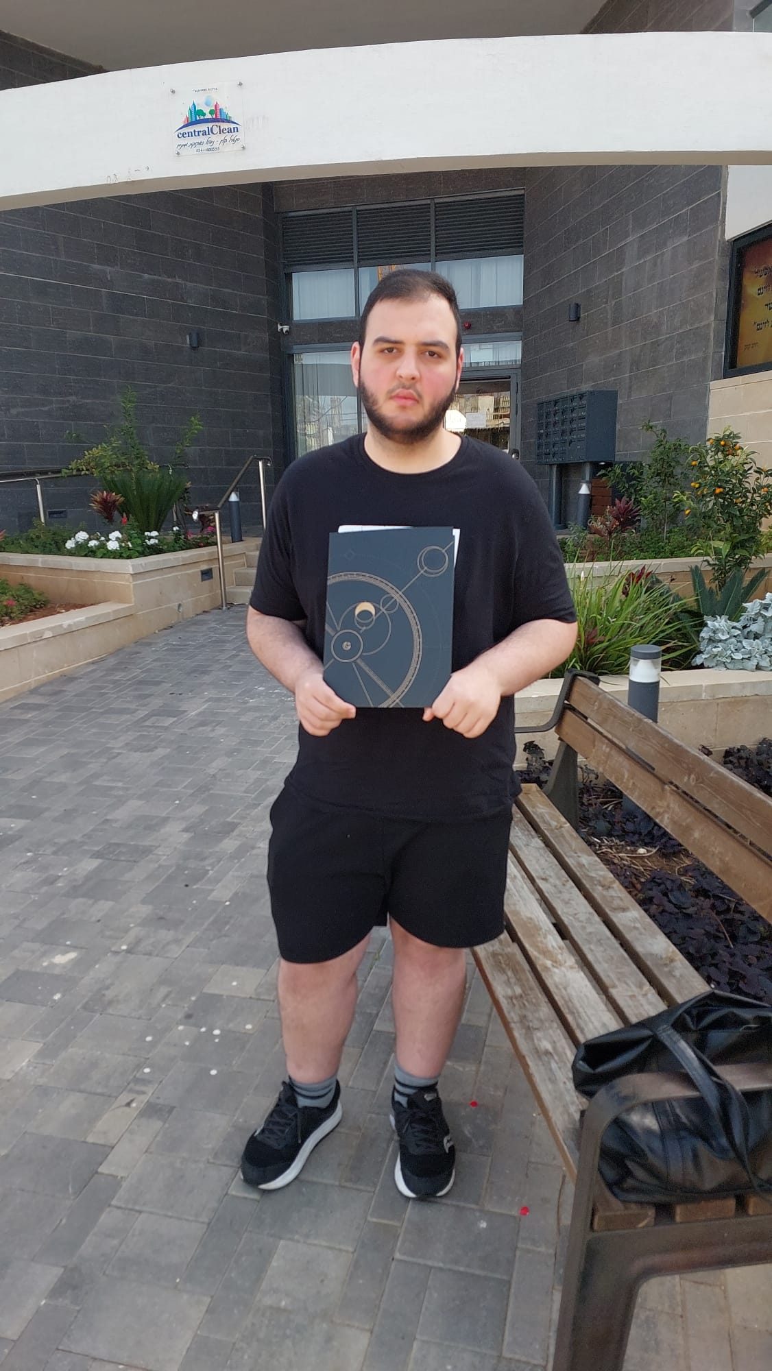 שילה גז מחזיק את מארז הערכה